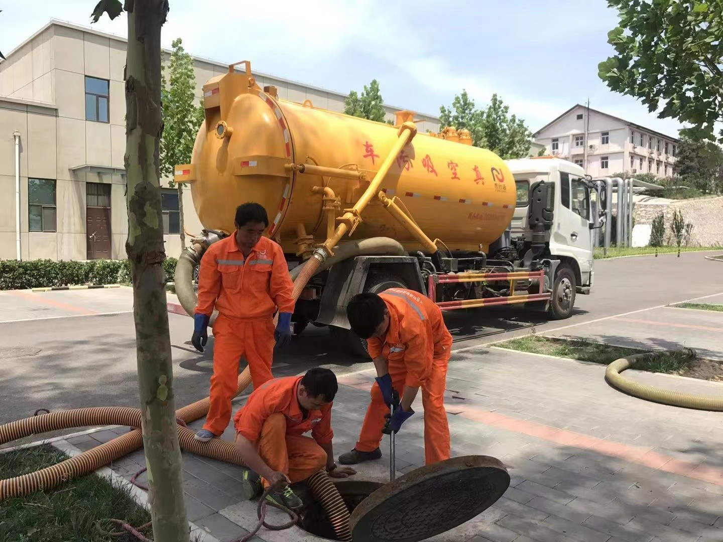 江源化粪池清理与5-8吨吸粪车施工效率分析